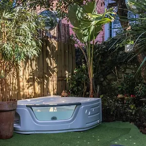 Unique Tiny Smart With Private Garden, Jacuzzi, Ps5, Cinema Projector - Wow Casa de Férias